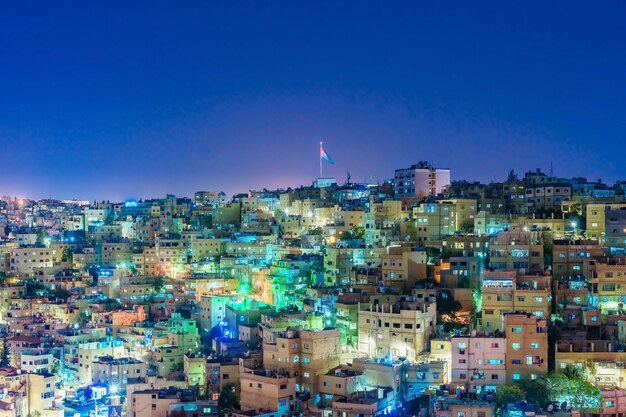 Amman Jordania 15 października 2018 r. Krajobraz miasta Amman centrum miasta o zmierzchu Panoramiczny widok z wzgórza cytadeli Stolica Jordanii