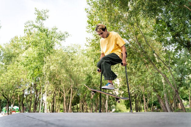 Amputowana łyżwiarka Spędzająca Czas W Skateparku. Pojęcie O Niepełnosprawności I Sporcie