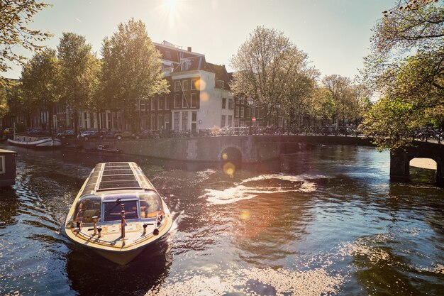 Amsterdamski Kanał Z łodzią Turystyczną