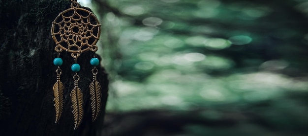 Amulet leżący na mchu na ciemnym naturalnym tle pogańskie wiccan tradycje słowiańskie Czary ezoteryczny rytuał duchowy soft focus