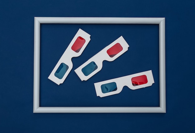 Anaglyph okulary 3d na klasycznym niebieskim tle z białą ramką. Kolor 2020. Widok z góry