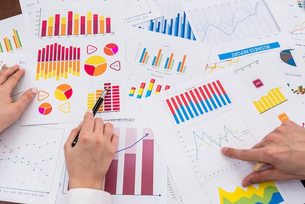 Analitycy finansowi pracujący z wykresami i diagramami biznesowymi