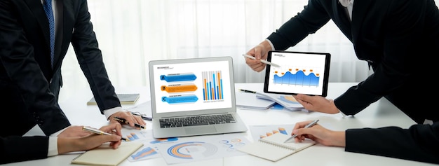 Analiza danych biznesowych za pomocą oprogramowania komputerowego Aplikacja inwestycyjna wyświetla sprzedaż biznesową i zyski na ekranie komputera oraz doradza w podejmowaniu decyzji dotyczących planowania marketingowego