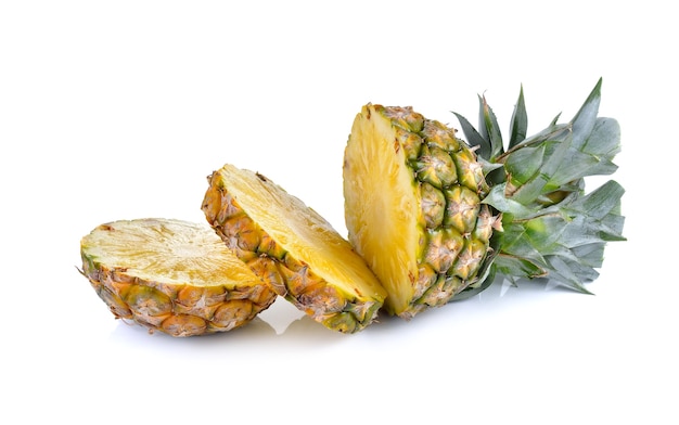 Ananas na białej ścianie