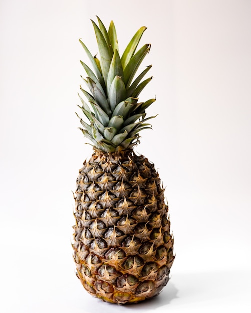 Zdjęcie ananas na białym tle, dojrzały ananas na białym tle, soczysty ananas na białym tle.