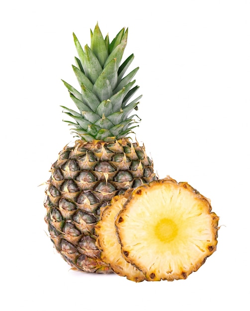 Ananas Na Białym Tle. Jeden Cały Ananas Z Zielonymi Liśćmi Na Białym Tle Na Białym Tle Ze ścieżką Przycinającą.