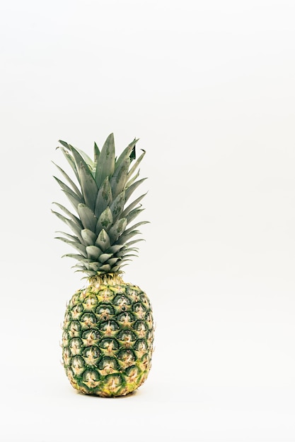 Ananas na białym tle