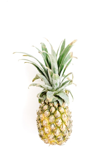 Ananas na białym tle