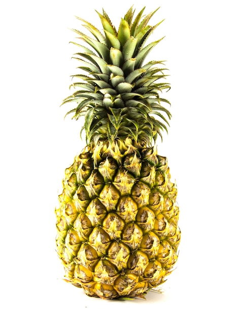 ananas na białym tle