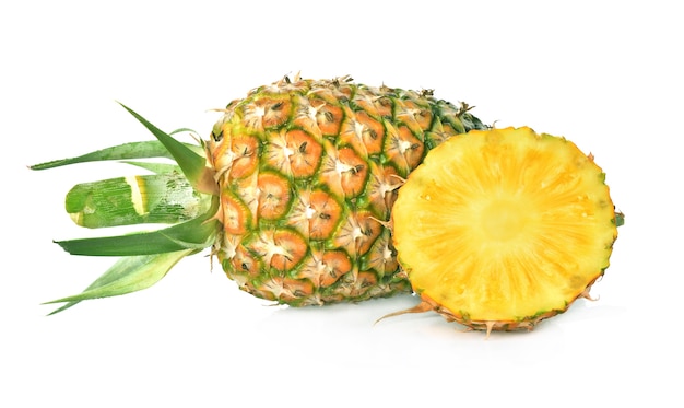 ananas na białym tle