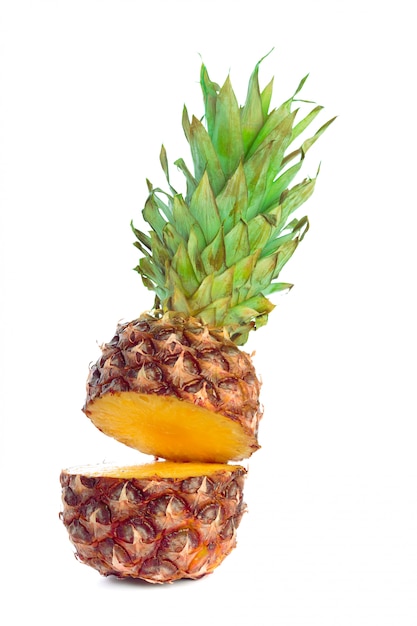 Ananas na białym tle