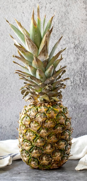 Ananas na ciemnym tle Świeży i soczysty ananas Żywność ekologiczna z bliska