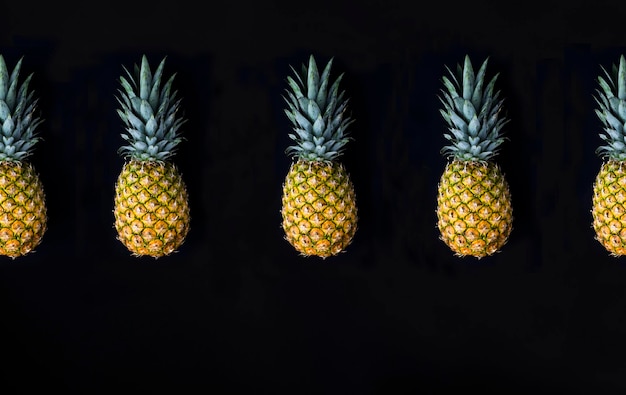 Ananas na czarnym tle Deseń Płaskie leżały Kopiuj przestrzeń