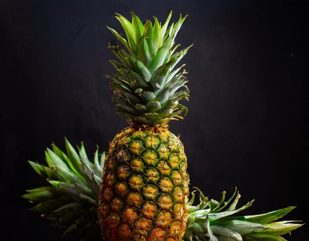 Ananas na czarnym tle Owoce tropikalne Zdrowe jedzenie