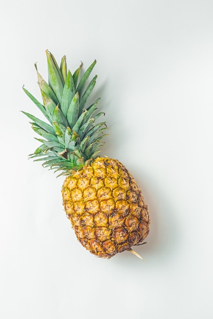 Ananas na minimalistycznej białej tablicy