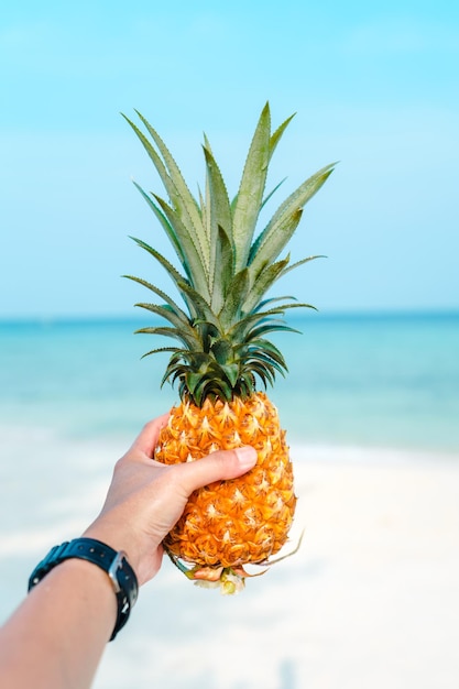 Ananas na morzu latem orzeźwiające owoce