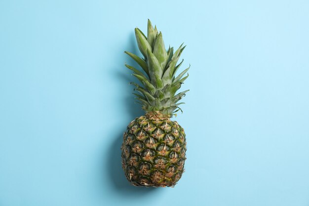 Ananas na niebiesko, miejsca na tekst. Soczysty owoc