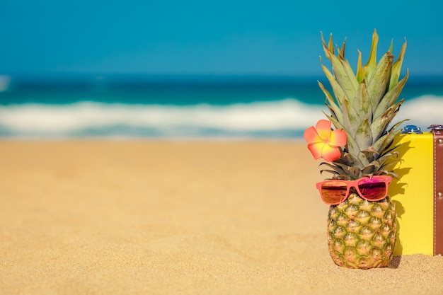 Ananas na plaży Koncepcja letnich wakacji i podróży