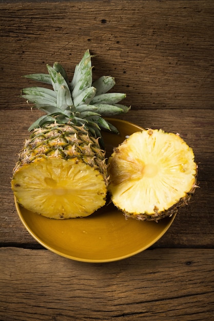 Ananas na pół naczynia na starym drewnie