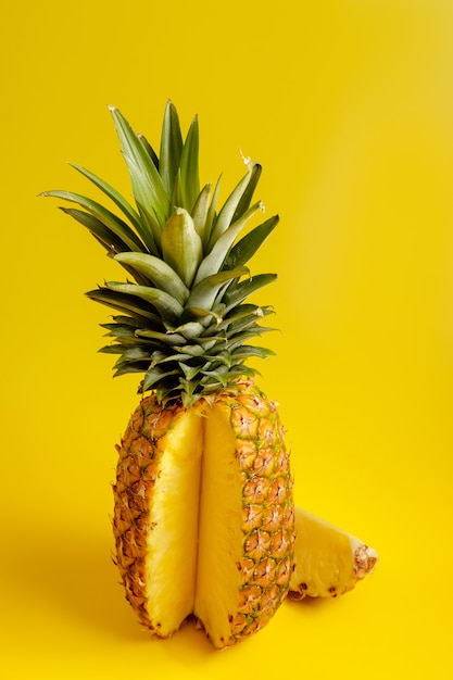 Ananas na żółto