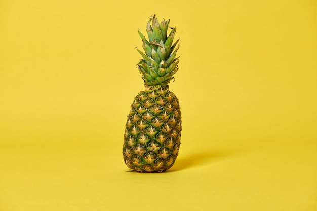 Ananas na żółtym tle z miejsca na kopię