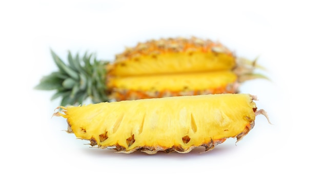 Ananas odizolowywający na białym tle