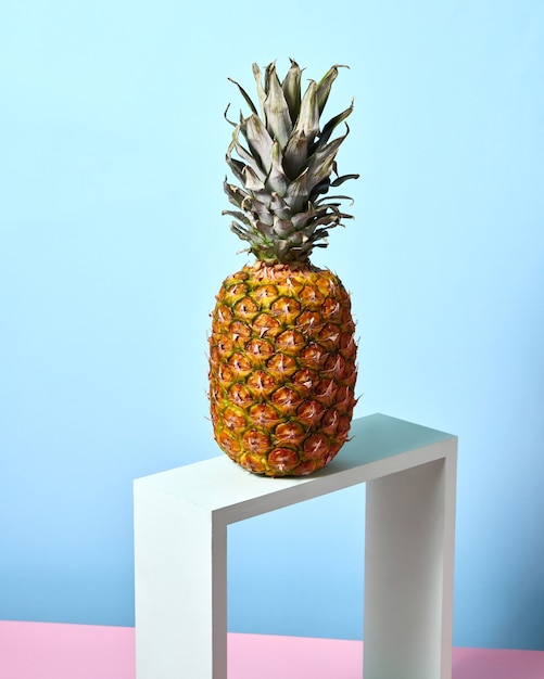 Ananas owoce tropikalne pojedyncze stojące. Naturalne jedzenie.