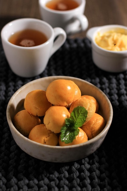 Ananas Tart Lub Nastar To Kue Kering Dla Eid Mubarak Faszerowane Dżemem Ananasowym, Podawane Z Dwiema Filiżankami Herbaty
