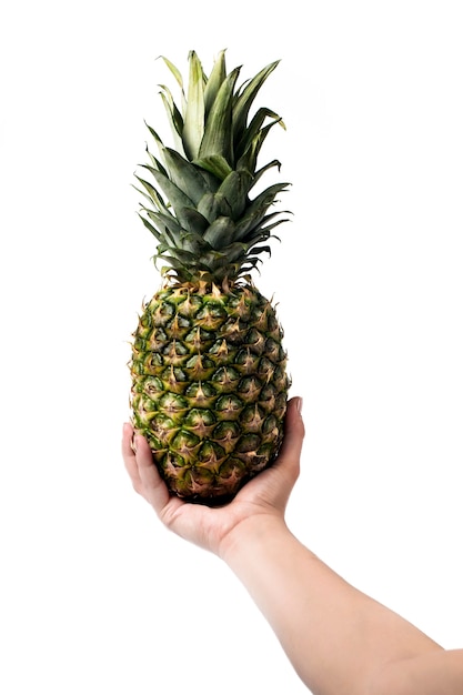 Ananas w dłoni