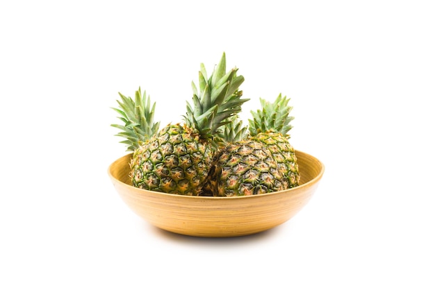 Ananas w misce na białym tle om biały