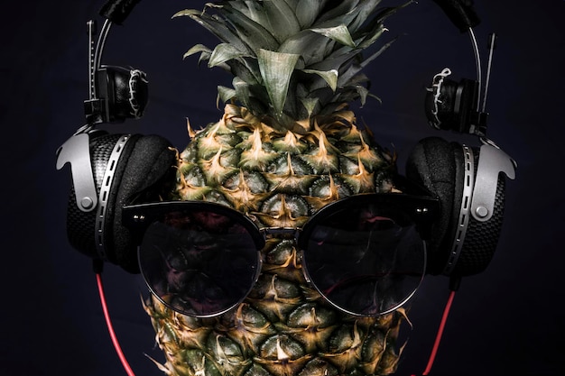 Ananas W Okularach I Słuchawkach