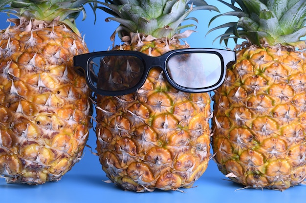 Ananas w okulary z bliska