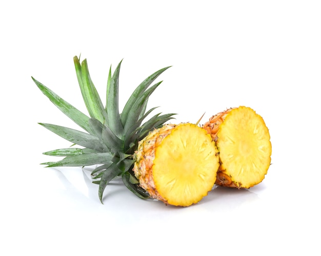 Ananas w plasterkach ananas na białym tle