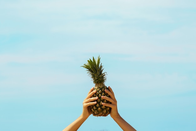 Ananas w rękach kobiet