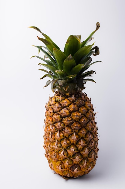 Ananas z białym tłem