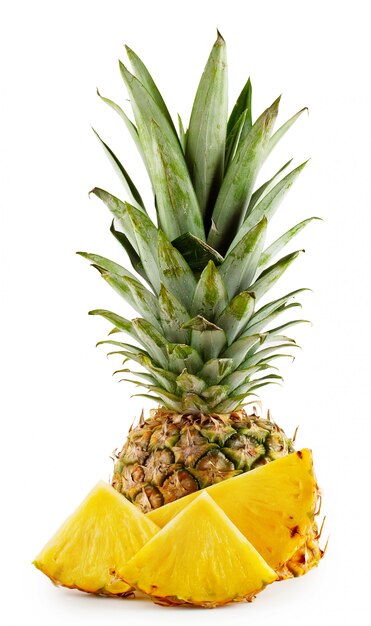 Ananas z liśćmi i pokrojony w plastry