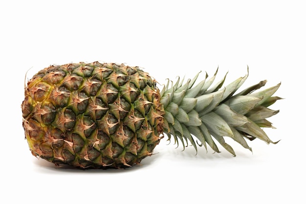 Ananas - Zbliżenie Owoców Tropikalnych Na Białym Tle