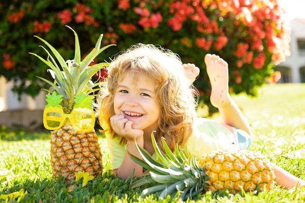 Ananasowy chłopiec i ananasy na letnie wakacje