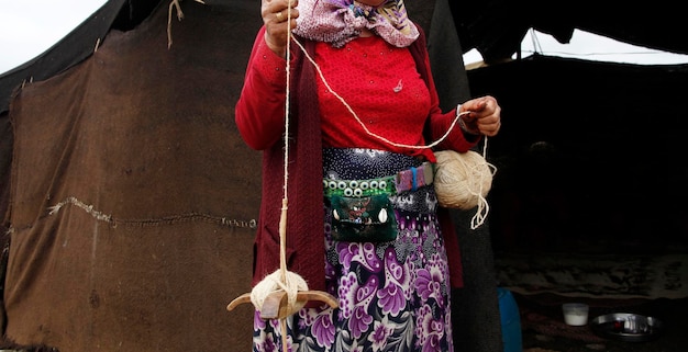Anatolijska kobieta przędząca wełnę stare rzemiosło kozie włosy