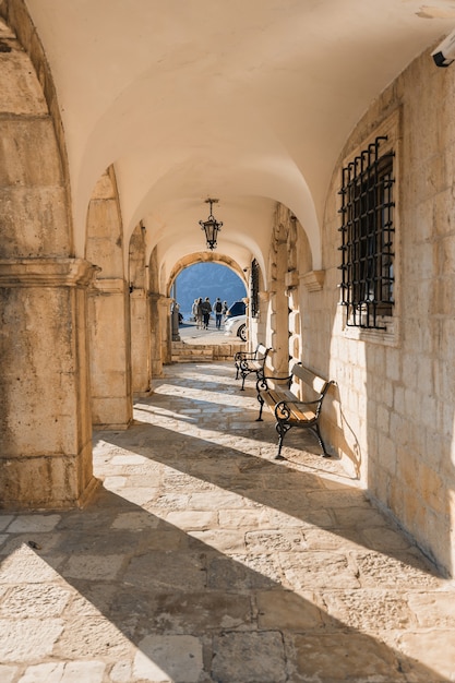 Ancient Arched Passage w starym domu przy promenadzie Perast. Czarnogóra.