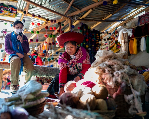 Andyjska kobieta pracująca przy tradycyjnej produkcji rękodzieła z wełny Inków.