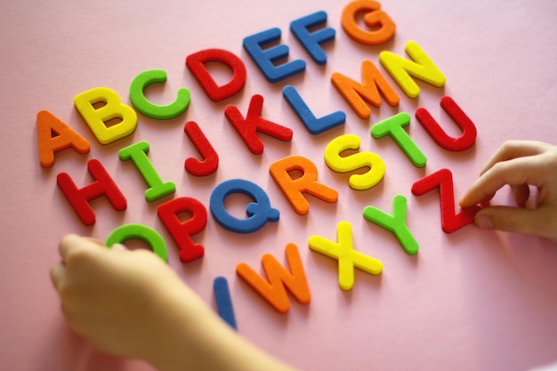 Zdjęcie angielski alfabet dziecko bawiące się literami alfabetu gra intelektualna edukacja przedszkola podstawowa wczesny rozwój uczenie się czytania i pisania