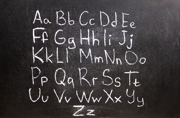 Zdjęcie angielskie litery alfabetu wpisane kredą na tablicy angielski alfabet nauczyć się