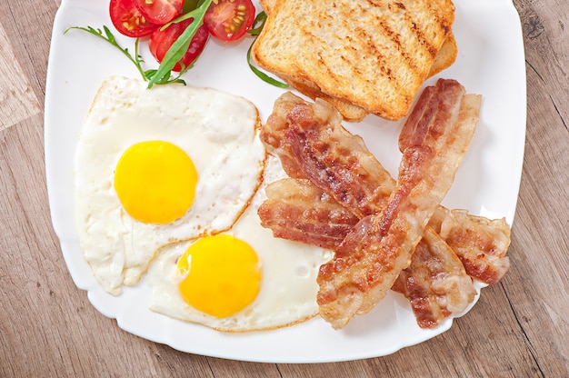 Angielskie śniadanie - Tosty, Jajko, Bekon I Warzywa
