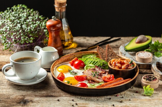 Angielskie śniadanie ze smażonymi jajkami, kiełbaskami, fasolą bekonową, grzankami i kawą, katering menu baneru, miejsce na przepis na miejsce kopiowania tekstu