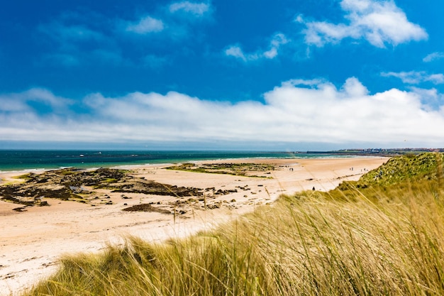 Anglia Northumberland Bamburgh Kasztel na wzgórzu blisko plaży