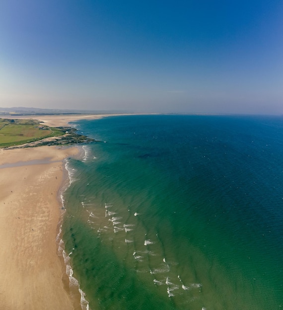 Anglia Northumberland Bamburgh Kasztel na wzgórzu blisko plaży