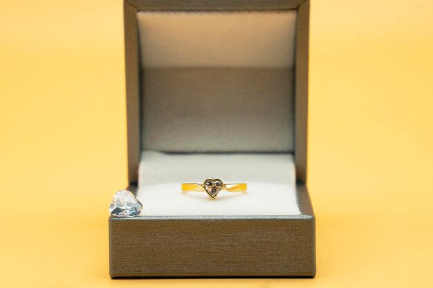 Anillo De Diamantes En Caja De Regalo De Joyeria Sobre Fondo Amarillo