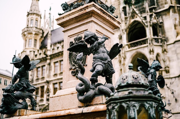 Anioł pokonujący smoka pod pomnikiem kolumnowym na marienplatz w monachium
