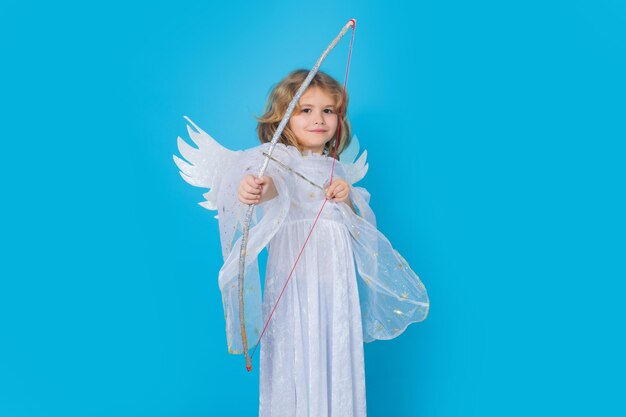 Zdjęcie anioł strzela strzałą miłości z łuku w dzień świętego walentynki dzień świętych walentynek dziecko z skrzydłami anioła